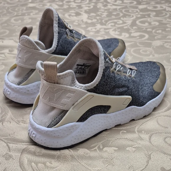 Air Huarche By Nike Women's Sneakers - Picture 5 of 9